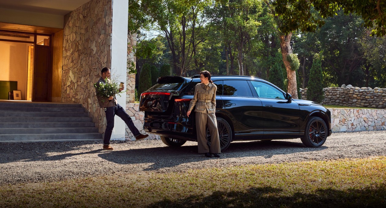 NewG9 Hands-free smart tailgate offers easy access with foot-sensing function.